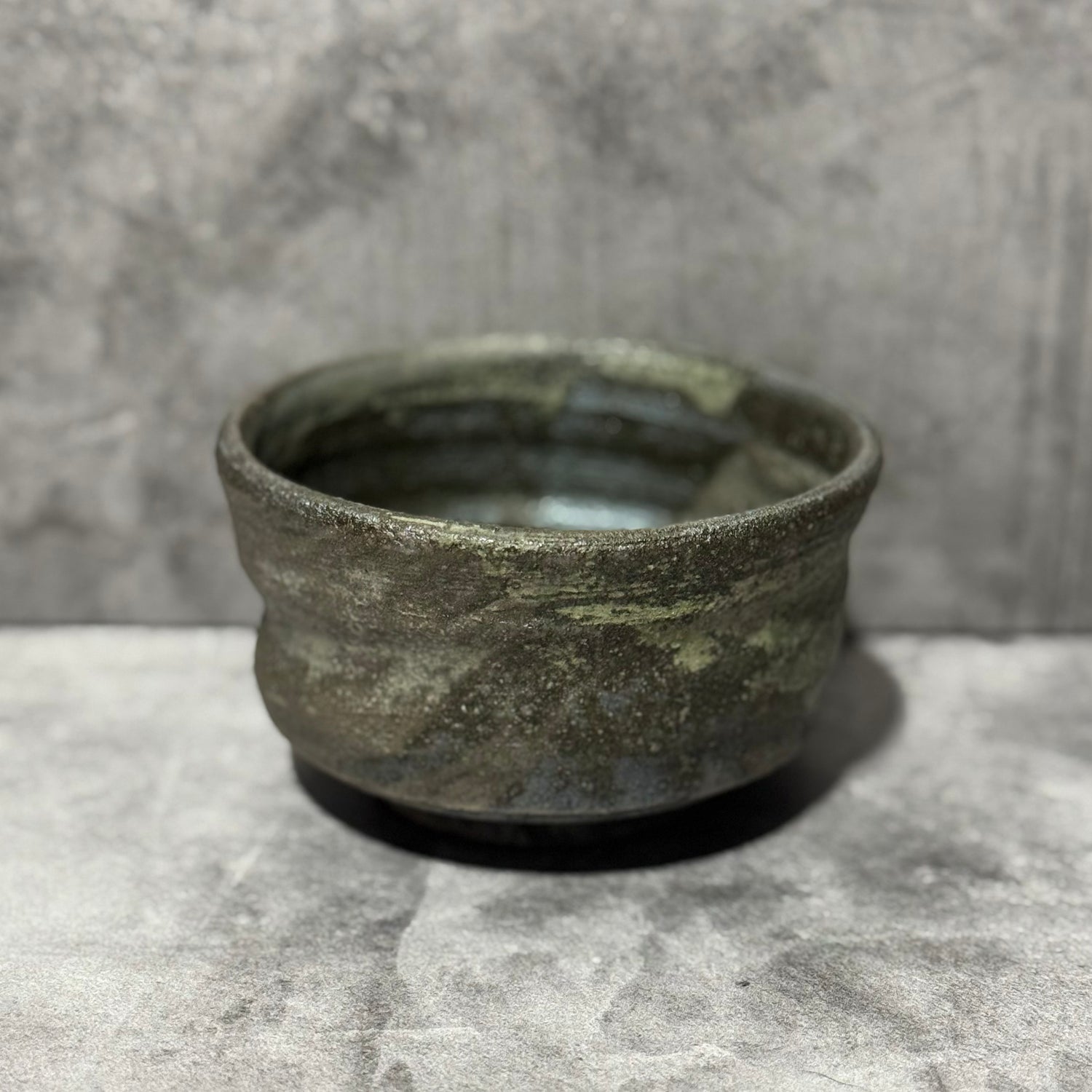 Hakeme Rustic Brown Shigaraki-yaki Chawan by Teruyuki Nishio - Japanese Matcha Bowl